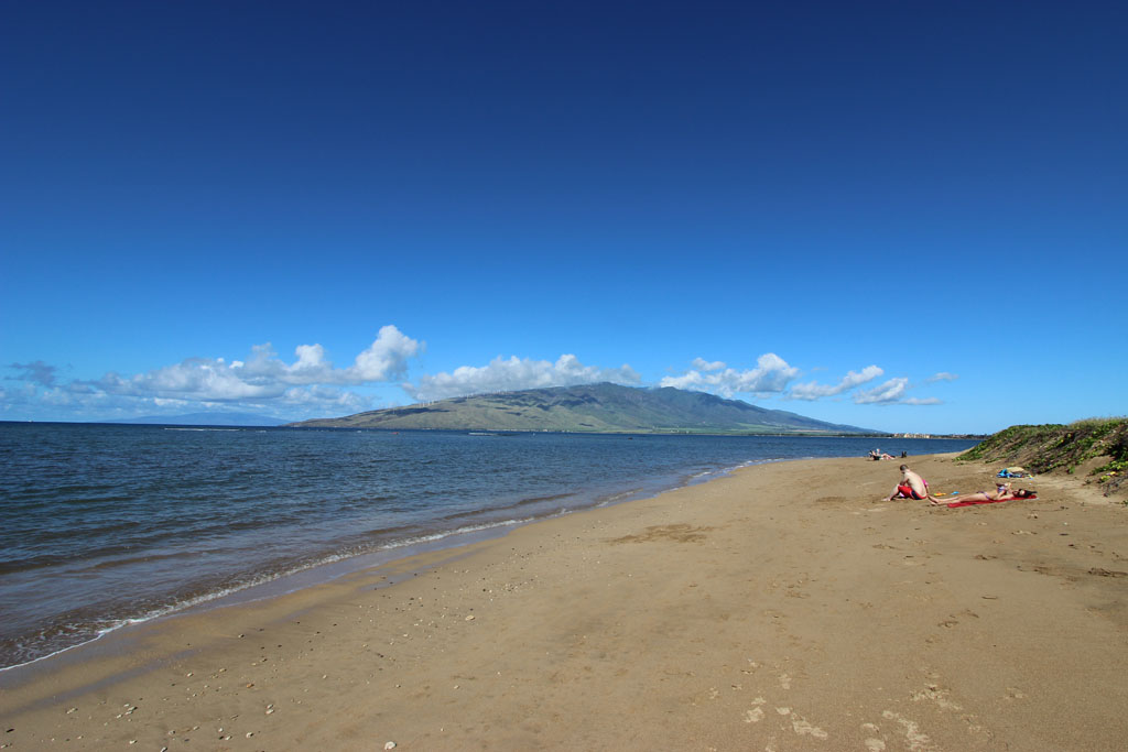 Waipu'ilani beach toward West Maui Mountains