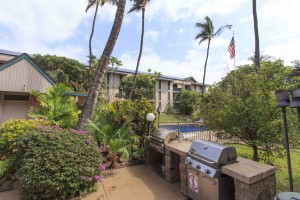 Kalama Terrace BBQs by the pool