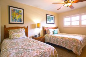 Bedroom w/Queen & Twin Beds